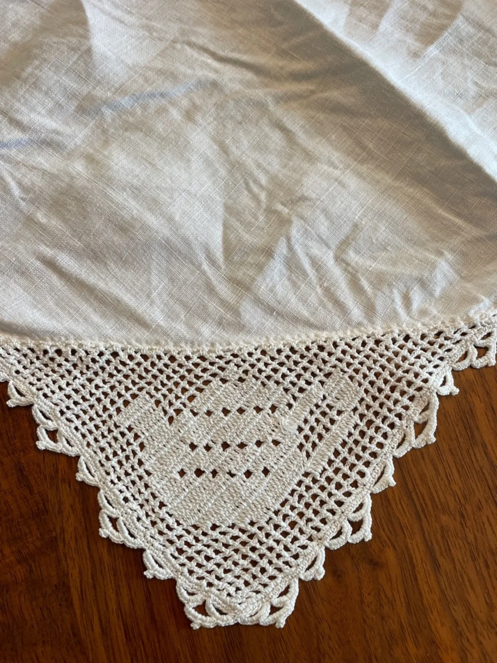 VINTAGE White Tea Pot Crocheted Edge Square Tablecloth @ 31”x 31”